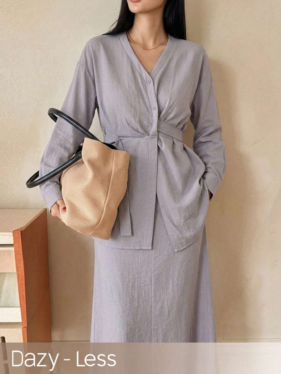 Dazy-Less Bộ 2 món nữ phong cách Old Money Quiet Luxury thanh lịch, áo top nâu phối nẹp bất đối xứng xoắn vắt chéo trước và chân váy suông, thiết kế xuân hè cho đi làm, đi chơi, đám cưới, Valentine, phong cách chuyên nghiệp - Màu tím - Xem 1