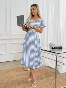 Easowa Abito midi da donna con scollo quadrato, bordo a contrasto, vita in pizzo patchwork, arricciato e arricciato sul retro, vita stretta, gonna a pieghe a-line a ombrello, maniche corte, in cotone tinto in filo a righe, tessuto confortevole, stile casual rilassato ed elegante, stile old money, per pendolari e vacanze, primavera estate - Blu e Bianco - Visualizzare 5