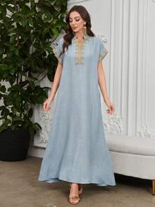 Al Najma 刺繡領花肩袖小立領優雅阿拉伯風洋裝 - 淺藍色 - 查看 3
