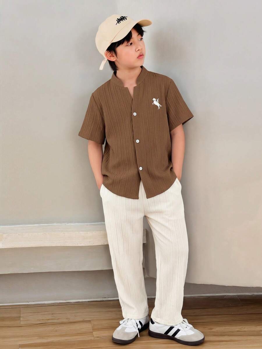 SHEIN 2件組兒童青少年男孩休閒學院風織帶拼接圓領套頭短袖寬鬆卡其色T恤與卡其色運動長褲套裝,Y2k套裝,Ss26,夏季上衣,夏季短褲,夏季穿搭,夏季服飾,男孩套裝兒童套裝,適合春季/夏季,外出,情人節,約會,旅行,度假,家庭聚會,返校,婚禮季節,晚餐,運動,生日派對 - 彩色 - 查看 1