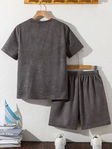 SHEIN 2件組青少年男孩簡約小字母撞色紋理深灰色短袖T恤與長褲套裝，休閒學院風舒適時尚簡約實用百搭，柔軟面料適合日常、上學、旅行及戶外運動，適用春夏秋冬四季，男孩Y2K青少年服飾，開學穿搭，青少年上衣、寬鬆長褲、工裝褲 - 灰色 - 查看 2