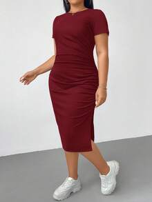 SHEIN Essnce فستان نسائي مقاس كبير للربيع والصيف، أكمام قصيرة بفتحة، تصميم ضيق متوسط الطول، أساور مرنة مريحة، أساسي يومي متعدد الاستخدامات، للعودة إلى المدرسة، أسلوب بسيط، فستان أساسي، فستان أسود - عنابي اللون - مشاهدة 1
