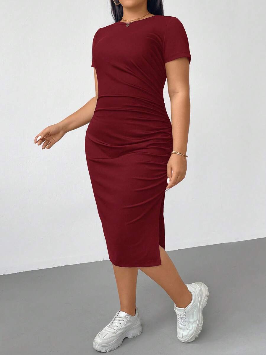 SHEIN Essnce فستان نسائي مقاس كبير للربيع والصيف، أكمام قصيرة بفتحة، تصميم ضيق متوسط الطول، أساور مرنة مريحة، أساسي يومي متعدد الاستخدامات، للعودة إلى المدرسة، أسلوب بسيط، فستان أساسي، فستان أسود - عنابي اللون - مشاهدة 1