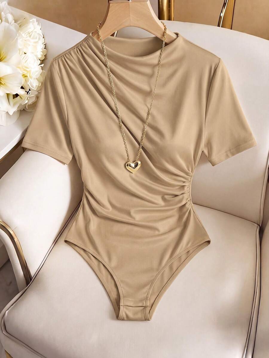 Elenzga Bodysuit Khaki Elegan Musim Panas untuk Wanita Ukuran Plus, Cocok untuk Acara Malam Hari di Klub, Leher Bulat Asimetris Elastis dengan Detail Kerut, Lengan Pendek, Warna Polos, Serbaguna untuk Kerja. - Khaki - View 1