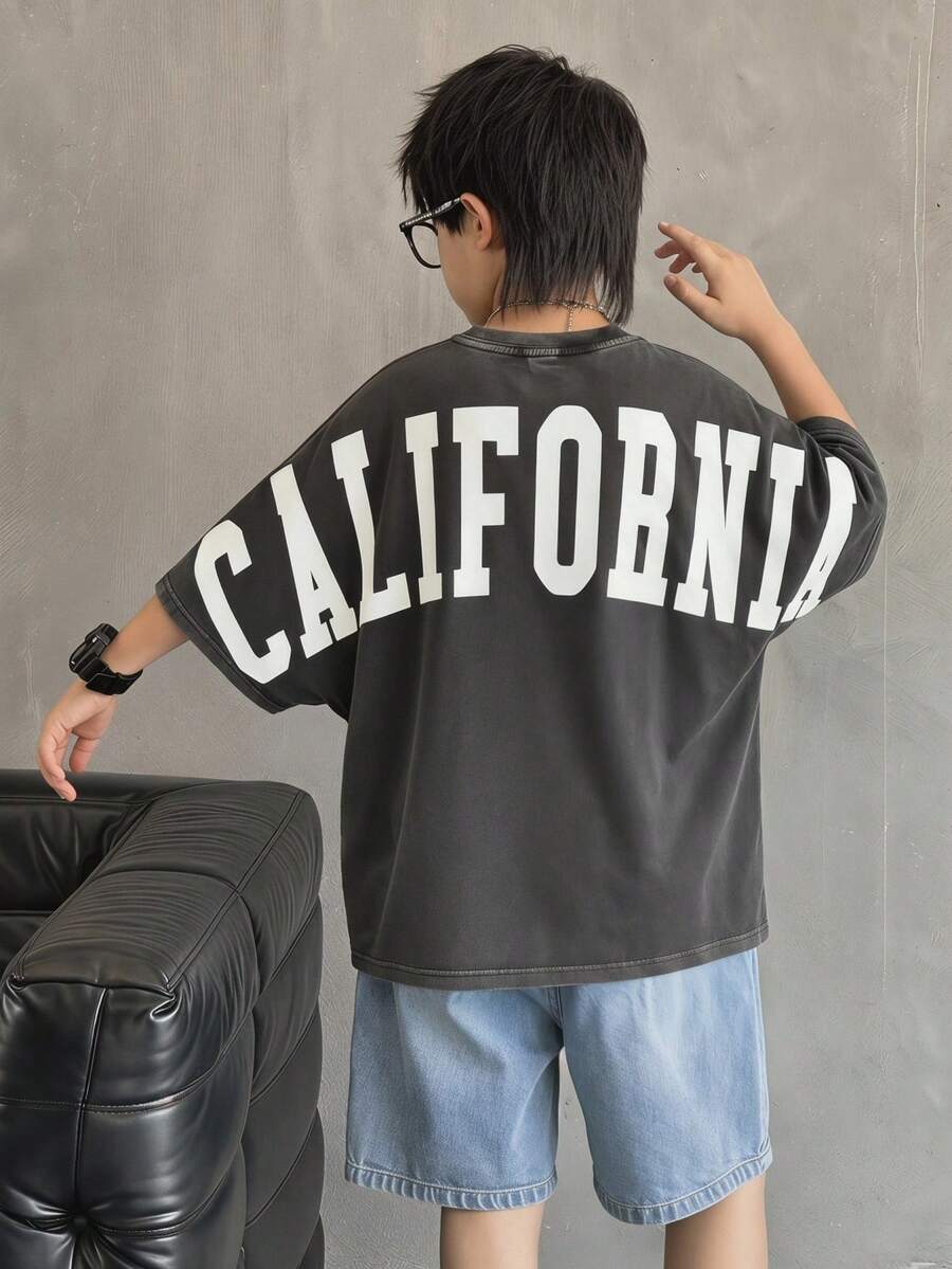 SHEIN 2件組兒童青少年男童休閒柔軟雪花布料圓領短袖T恤與牛仔短褲套裝，運動套裝，Y2k套裝，Ss26，夏季上衣，夏季短褲，夏季衣物，男童套裝兒童套裝，適合春夏季，戶外穿著，情人節，旅行，度假，家庭聚會，返校季，婚禮季，晚餐，運動，生日派對
