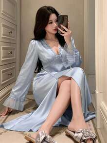 DAZY 迷人緞面蕾絲拼接收腰花瓣袖開衩設計長洋裝女款睡袍睡衣 - 淺藍色 - 查看 5