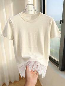 SHEIN Franclia 2026新款女款奶油色針織短袖上衣-圓領、精緻蕾絲飾邊下擺、寬鬆剪裁，將甜美浪漫魅力與柔美女性風格完美融合，適合早午餐約會、度假疊穿及春夏日常穿搭 - 白色 - 查看 7