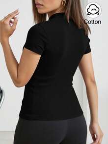 Rina Fox Camiseta Feminina de Manga Curta com Zíper Frontal Parcial, Simples e Versátil - Preto - Visão 2