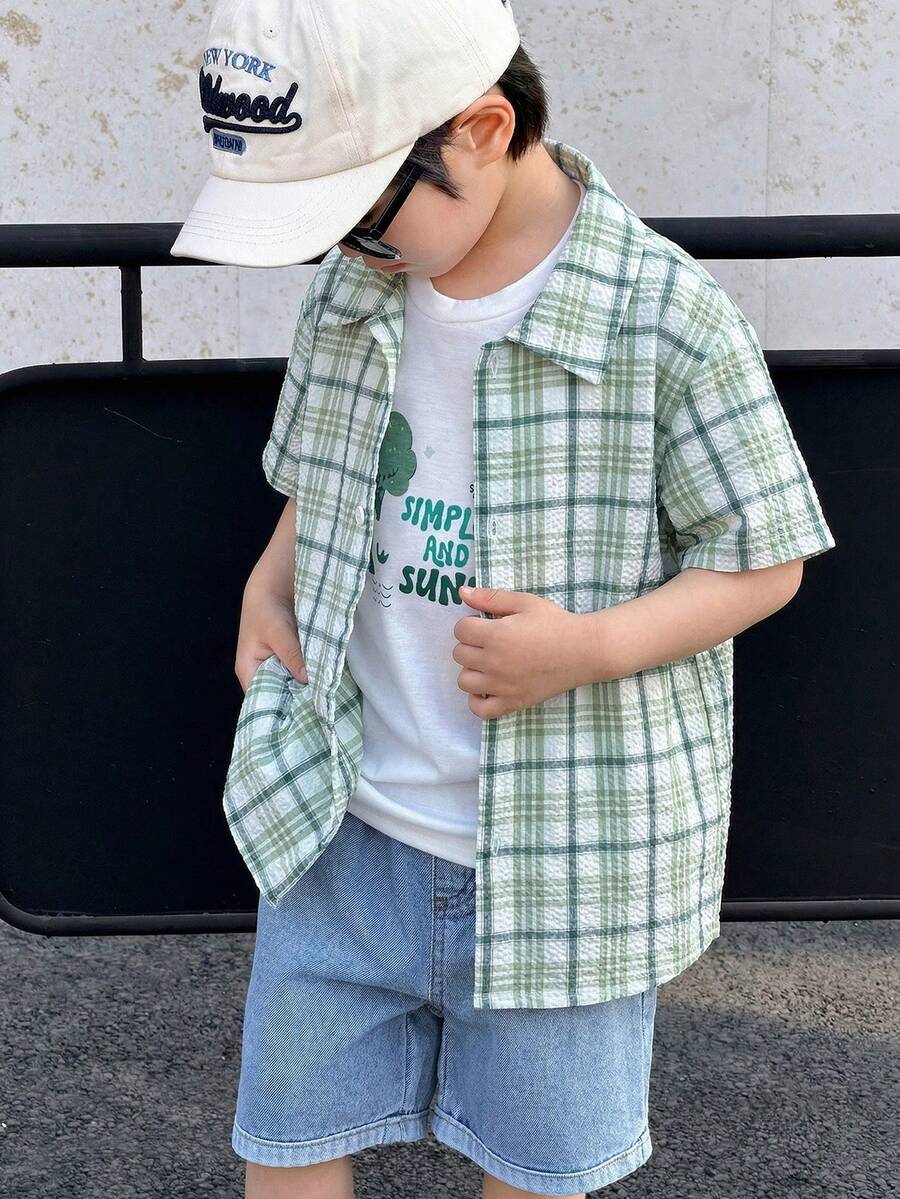 SHEIN Little Byeori 3件套儿童男童可爱夏季百搭三件套:格子短袖衬衫、白色T恤、蓝色牛仔短裤,适合日常穿着、运动、郊游、上学、聚会、度假、演出和拍照。 - 彩色 - 查看 1
