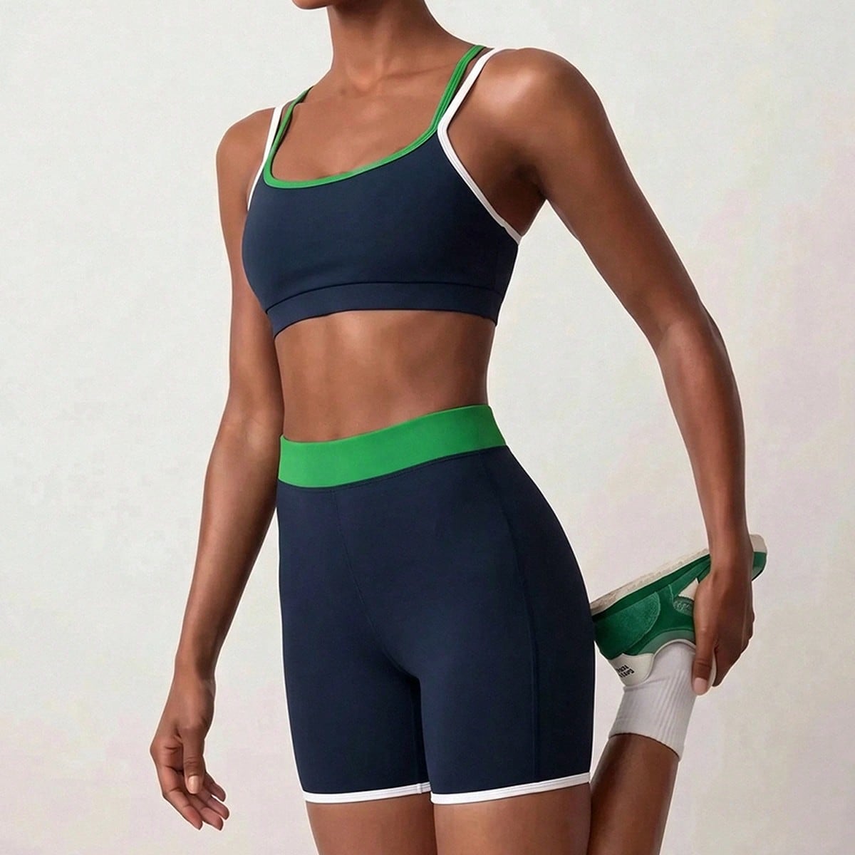 Conjunto deportivo de mujer con top de tirantes corto con ribete y shorts