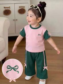 SHEIN Playful Pals 两件套女婴休闲甜美圆领T恤（袖口带蝴蝶结印花）和裤子套装，适合上学和日常穿着，夏季 - 綠色 - 查看 5