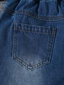 SHEIN Streecool Kids 青少年男孩嘻哈風白色夏季街頭風返校套裝，字母印花短袖T恤 + 復古水洗破洞寬鬆牛仔短褲 - 藍白色 - 查看 5