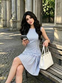 Modelyn 女款梭織直條紋修身無袖浪漫優雅短洋裝，適合外出度假約會，迷人風格 - 藍色 - 查看 6