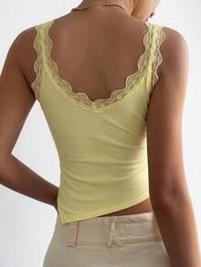 Livesso Áo camisole nữ màu trơn cổ chữ V hở lưng phối ren không tay vạt bất đối xứng - Màu vàng - Xem 2