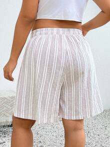 SHEIN Frenchy 大尺碼女款春夏時尚休閒寬鬆舒適基本款百搭修身彈性腰卡其短褲，簡約風格，外出穿搭，寬腿褲，歐洲夏季，女性機場穿搭，波希米亞風，度假服飾，曲線短褲，老錢風，舒適短褲，飄逸短褲，百慕達短褲 - 彩色 - 查看 3