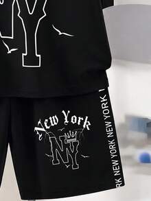SHEIN Coolqubz 这款男童宽松短袖T恤套装，采用醒目的白色哥特式“New York”字样和皇冠NY字母印花，并饰以闪电图案；配套短裤侧边饰有对比鲜明的白色“NEW YORK”织带和协调的NY标志，为小男孩打造清新时尚的造型。 - 彩色 - 查看 4