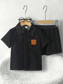 SHEIN 2件裝小男孩酷炫工裝風黑色丹寧領皮革標籤短袖襯衫與運動短褲套裝，適合日常出遊、戶外玩耍、休閒度假、返校，春夏季適用 - 黑色 - 查看 3