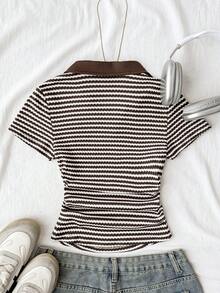 SHEIN Top court ajusté en maille décontracté pour préadolescente fille, marron à rayures avec col contrasté marron, blocs de couleurs, avec petite broderie logo, top marron, top d'été - Tabac - Voir 2