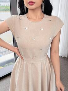 SHEIN PETITE CURVE Robe d'été élégante avec décoration de strass asymétrique pour femmes grandes tailles, robe mi-longue beige, robe mi-longue gracieuse, robe d'été, robe mi-longeur thé - Kaki - Voir 10