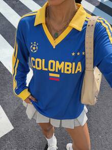 Muchica 女款寬鬆V領哥倫比亞國家足球隊球衣 Polo 衫，配對比棕色領口與條紋袖子。馬匹印花增添復古、學院風、經典、時尚、青春與街頭風格。面料光滑舒適，適合秋季。2026 世界盃運動時尚比賽日足球街頭風球衣 - 彩色 - 查看 3
