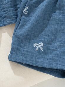 SHEIN Vintaside Kids 2件組女嬰可調節蝴蝶結肩帶白色刺繡風背心上衣搭配同色系寬鬆短褲，活動自在，適合日常散步、夏季野餐、海邊度假 - 藍色 - 查看 6