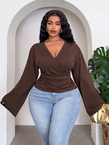 Slaydiva Plus size dam T-shirt i enfärgat med V-ringning och plissering, avslappnad och mångsidig för vardag och resor - Brun - Visa 2