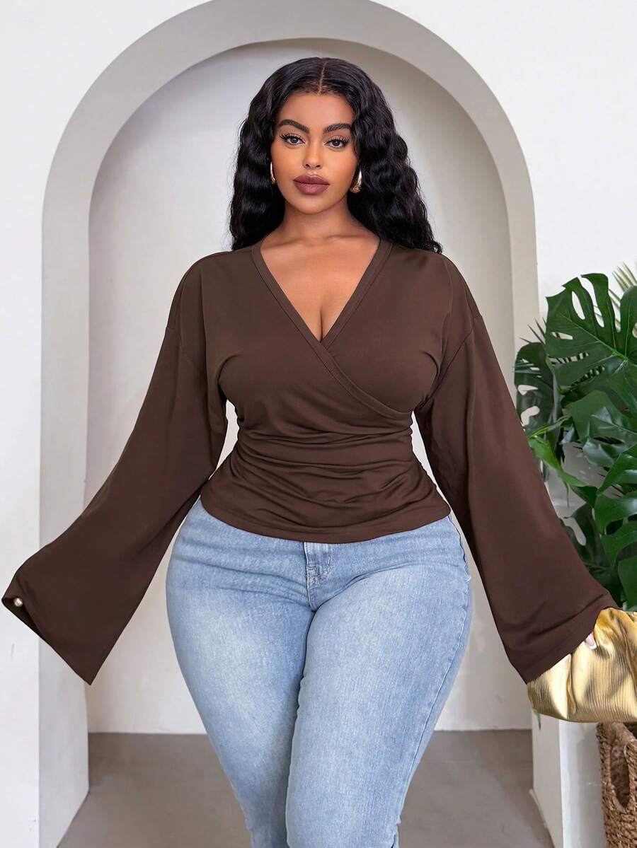 Slaydiva Plus size dam T-shirt i enfärgat med V-ringning och plissering, avslappnad och mångsidig för vardag och resor