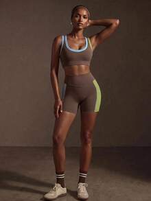 Zivah Bộ đồ thể thao nữ gồm áo tank top dáng ngắn ôm sát viền và quần short - màu nâu - Xem 13