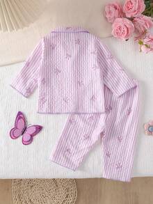 SHEIN 新生兒嬰兒睡衣-2件套粉色條紋睡衣套裝，附蝴蝶結印花長袖圓領鈕扣前開上衣與彈性腰圍長褲，四季適用 2026 必備款，柔軟溫和親膚經典睡衣 - 淡紫色 - 查看 2