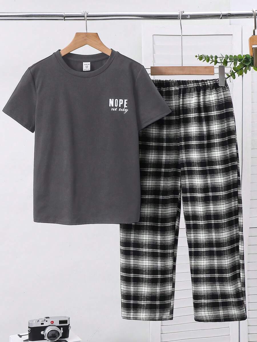 SHEIN 青少年男孩春夏秋款標語印花短袖上衣與格紋長褲睡衣套裝 - 深灰色 - 查看 1