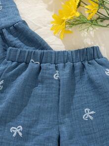 SHEIN Vintaside Kids 2件組女嬰可調節蝴蝶結肩帶白色刺繡風背心上衣搭配同色系寬鬆短褲，活動自在，適合日常散步、夏季野餐、海邊度假 - 藍色 - 查看 5