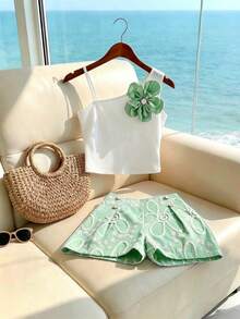 SHEIN Sparklyn 春夏女童2件套服裝組，無袖背心 + 黃色短褲，背心細肩帶，胸前黃色花朵裝飾，清新甜美風格；黃色短褲採用提花面料，飾有珍珠與藍色緞帶，精緻俏皮設計，整體甜美可愛風格，適合女童日常出遊、居家穿著等 - 綠色 - 查看 5