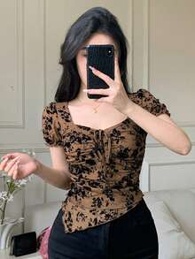 Joudiya 碎花小碎花印花 春夏優雅修身V領植絨繫帶不對稱下擺喇叭袖女款上衣 度假風棕色圖案T恤 - 棕色 - 查看 6