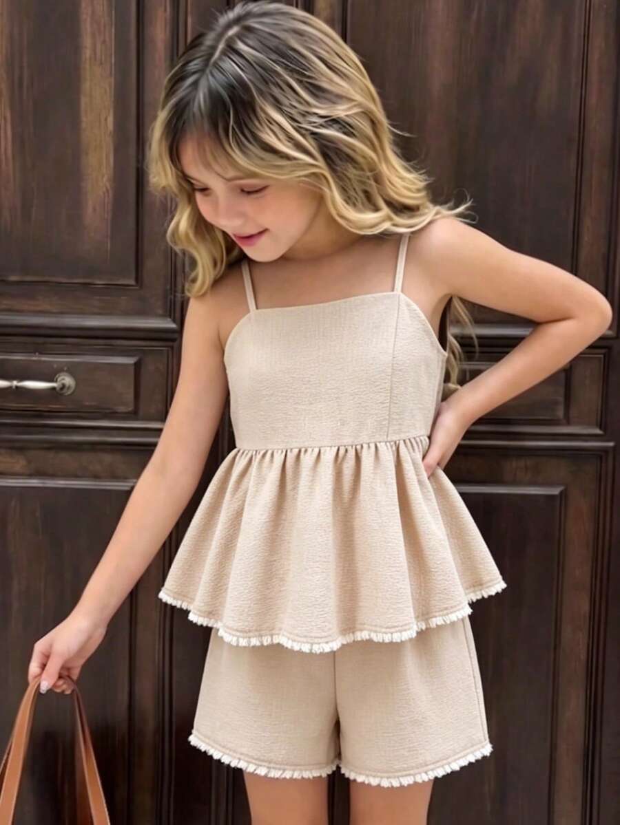 SHEIN 2件組女孩夏季休閒時尚套裝,經典舒適組合,白色100%純棉繫帶式露肩上衣搭配黑色蕾絲刺繡荷葉邊,配白色短褲,適合日常穿著、購物、海邊出遊、度假等 - 杏色 - 查看 1