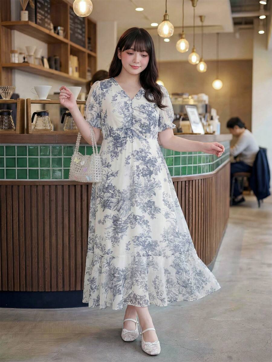 SHEIN Unity Zan Sakura 大尺碼藍白水墨碎花 V 領收腰洋裝,復古優雅中式風滿版印花泡泡袖洋裝 - 藍白色 - 查看 1