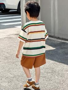 SHEIN 两件套男童舒适透气日常休闲套装，包含一件宽松条纹短袖T恤和一条休闲工装短裤，适合春夏季节穿着，适合日常、运动、外出、校园、聚会、节日、演出和摄影等场合。 - 棕色 - 查看 2