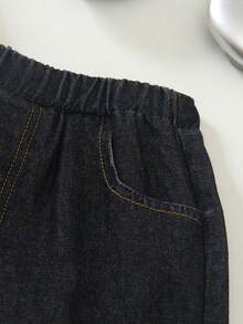 SHEIN 2件裝小男孩休閒復古風白色汽車印花圓領無袖背心與黑色寬鬆漸層牛仔短褲套裝，清新百搭，適合週末出遊、慶祝活動、戶外玩耍、度假、日常休閒、返校，春夏季 - 杏色 - 查看 5