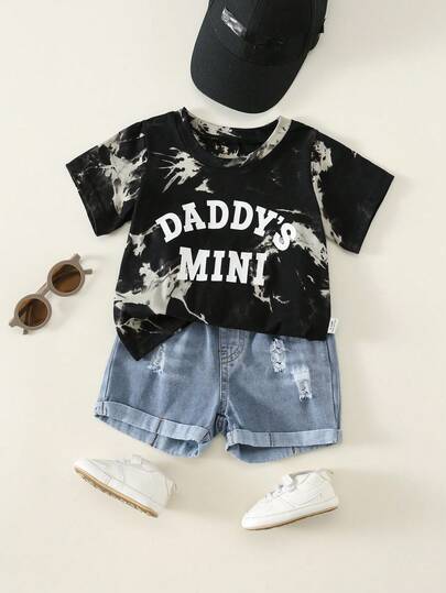 SHEIN Bộ 2 món quần áo bé trai/bé gái unisex mùa xuân/hè, áo thun ngắn tay in slogan nhuộm loang phong cách dễ thương cho bố mẹ và bé kèm quần short denim, set đồ bé trai, quần áo mùa hè cho bé trai, thời trang đường phố, quần áo bé cho Ngày của Cha