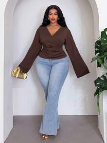 Slaydiva Plus size dam T-shirt i enfärgat med V-ringning och plissering, avslappnad och mångsidig för vardag och resor - Brun - Visa 4