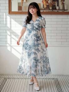 SHEIN Unity Zan Sakura 大尺碼藍白水墨碎花 V 領收腰洋裝，復古優雅中式風滿版印花泡泡袖洋裝 - 藍白色 - 查看 3