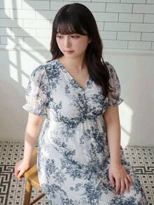 SHEIN Unity Zan Sakura 大尺碼藍白水墨碎花 V 領收腰洋裝，復古優雅中式風滿版印花泡泡袖洋裝 - 藍白色 - 查看 5