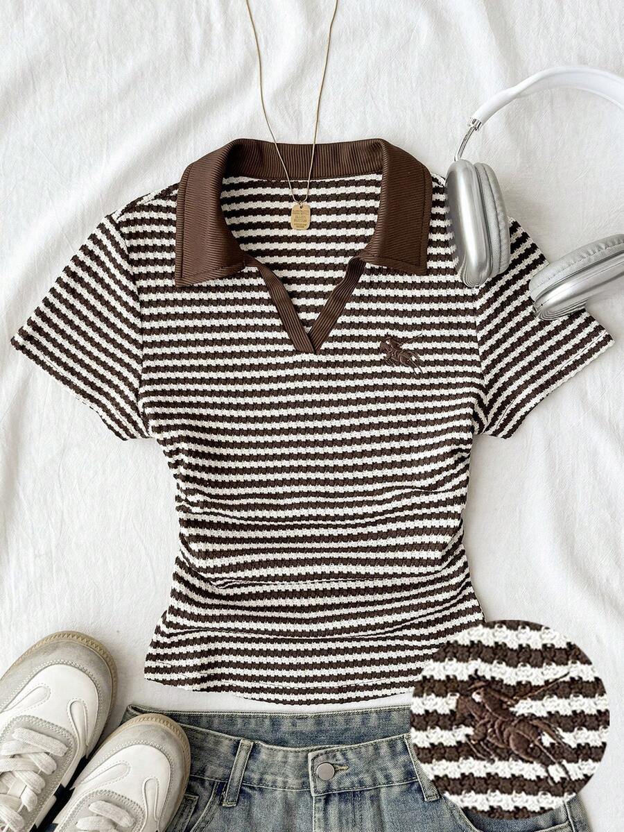 SHEIN Top court ajusté en maille décontracté pour préadolescente fille, marron à rayures avec col contrasté marron, blocs de couleurs, avec petite broderie logo, top marron, top d'été - Tabac - Voir 1