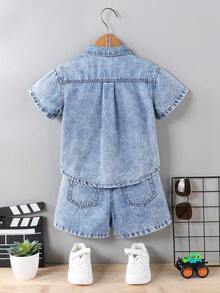 SHEIN Genkimix Kids 2026夏季新款浅蓝色水洗美式复古泰迪熊拼接刺绣宽松短袖衬衫+牛仔短裤套装，男童可爱夏季度假日常穿着 - 淺色水洗藍 - 查看 3