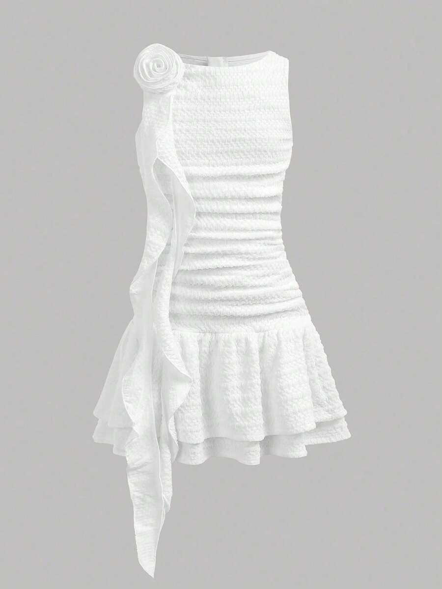 SHEIN Girlism 少女白色纯色针织纹理休闲优雅法式荷叶边3D立体花朵装饰褶皱不对称圆领无袖修身短连衣裙,公主裙,新年派对,春季郊游,日常穿着,女童白色连衣裙,母女套装,婚礼季,花童,聚会 - 白色 - 查看 1
