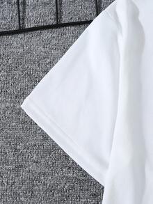 SHEIN Streecool Kids 青少年男孩嘻哈風白色夏季街頭風返校套裝，字母印花短袖T恤 + 復古水洗破洞寬鬆牛仔短褲 - 藍白色 - 查看 7
