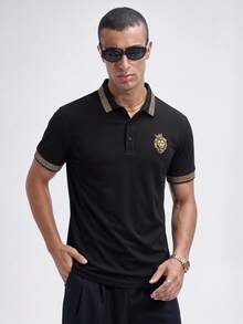 NobleFwd Camisa Polo de Manga Curta com Gola Preta e Estampa Clássica, Camisa Polo de Manga Curta com Gola e Estampa de Leão Coroado - Multicolorido - Visão 2
