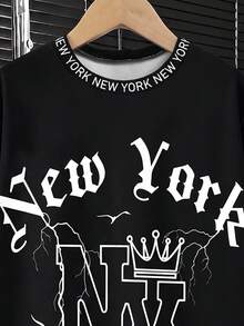 SHEIN Coolqubz 这款男童宽松短袖T恤套装，采用醒目的白色哥特式“New York”字样和皇冠NY字母印花，并饰以闪电图案；配套短裤侧边饰有对比鲜明的白色“NEW YORK”织带和协调的NY标志，为小男孩打造清新时尚的造型。 - 彩色 - 查看 7