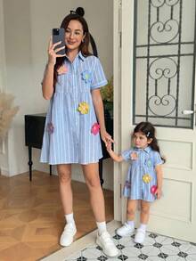 SHEIN Váy bé gái dệt họa tiết sọc xanh trắng dễ thương, tay ngắn cổ bẻ, họa tiết hoa, phong cách đi chơi mùa hè - Nhiều màu - Xem 4