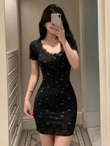 DAZY 甜美蝴蝶結滿版印花蕾絲拼接修身短袖短版洋裝 夏季女款睡裙睡衣 - 黑色 - 查看 6