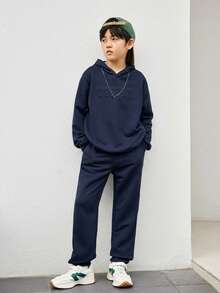SHEIN Conjunto de 2 piezas de sudadera con capucha de unicolor con relieve y pantalones de punto casuales y cómodos para niño preadolescente - Azul Marino - Ver 6